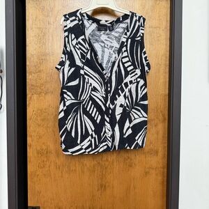 Tahari Black & Off White Leaf-Print Sleeveless Button-Front Camisole